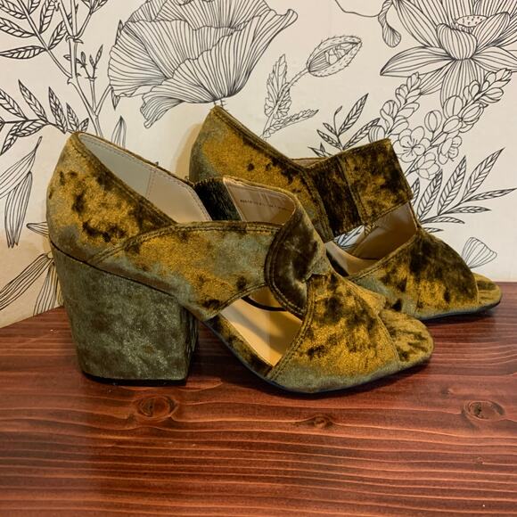 Womens Cabi Green Crushed Velvet Block Heel Heels Size 8.5 EUC! - Picture 2 of 4